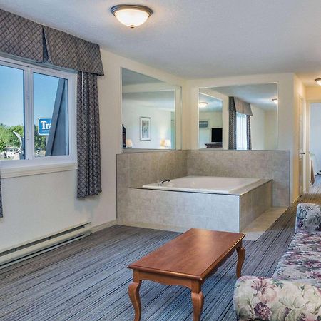 Travelodge By Wyndham Gananoque Zewnętrze zdjęcie