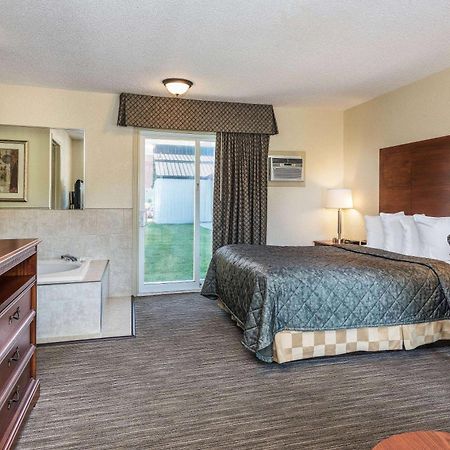 Travelodge By Wyndham Gananoque Zewnętrze zdjęcie