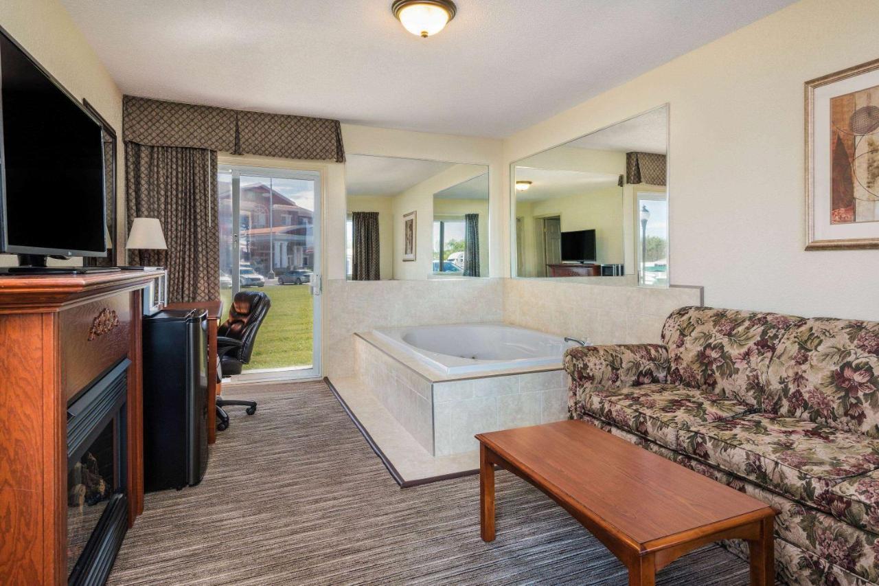 Travelodge By Wyndham Gananoque Zewnętrze zdjęcie
